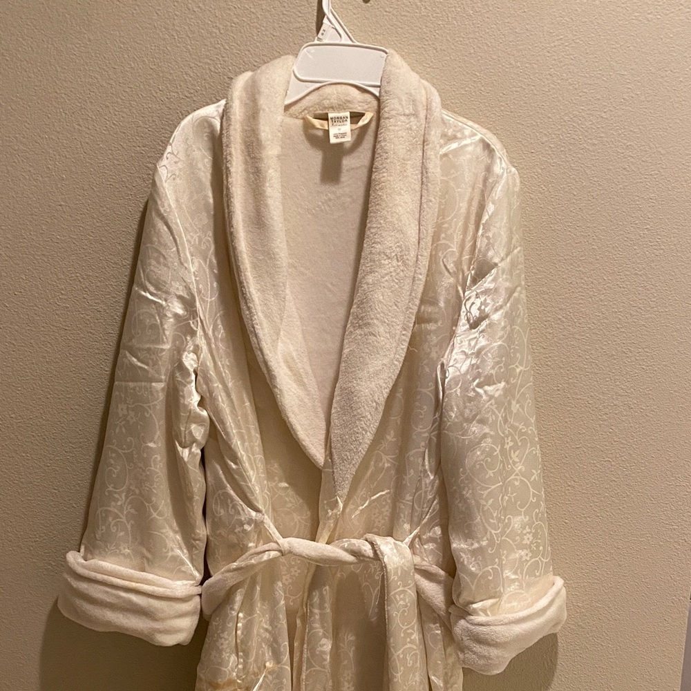 Morgan Taylor Intimates Silk white Women's Robe